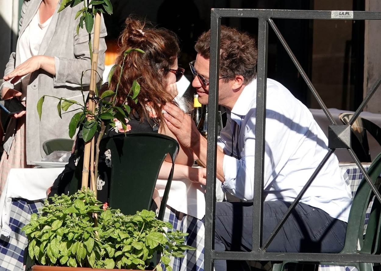 Dominic West i Lily James