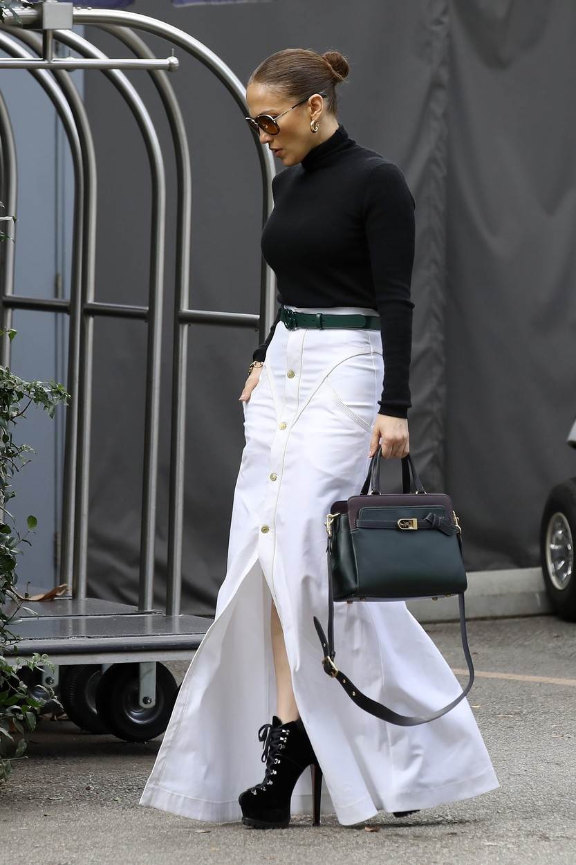 Jennifer Lopez u maxi suknji.jpg