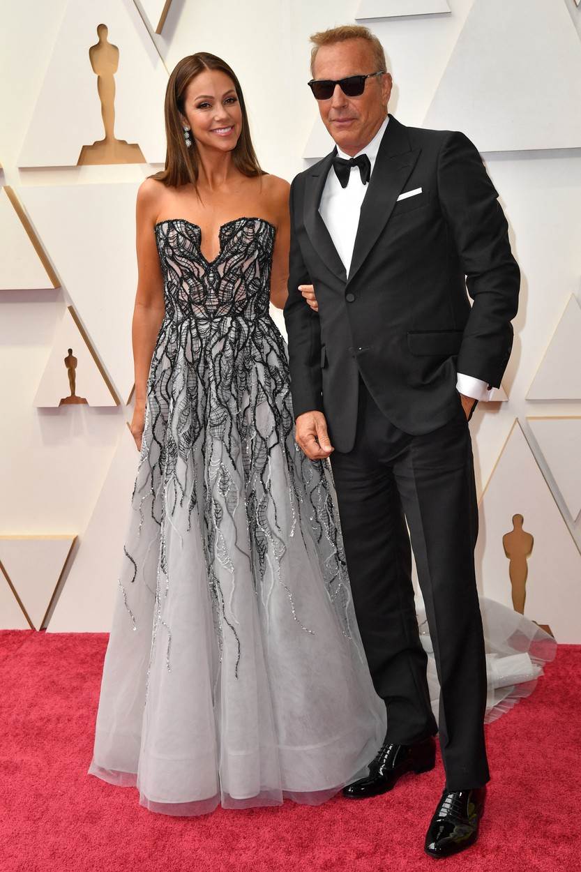 Kevin Costner sa suprugom na dodjeli Oscara 2022