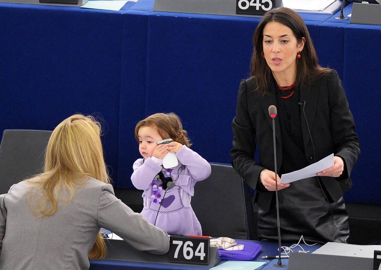 Talijanska političarka Licia Ronzulli s djetetom u Parlamentu