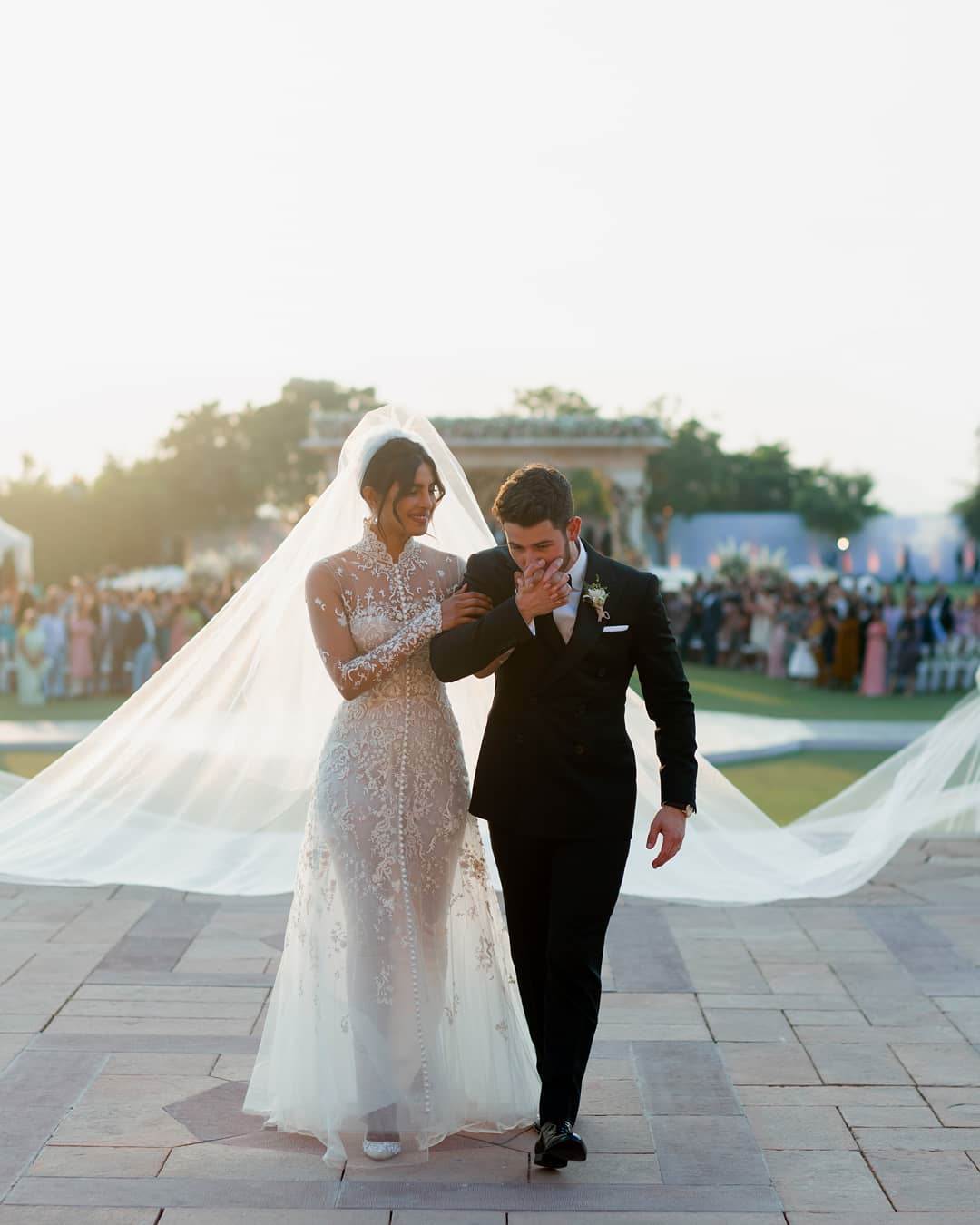 Svi su bijesni zbog načina na koji su Nick Jonas i Priyanka Chopra dobili kćer 