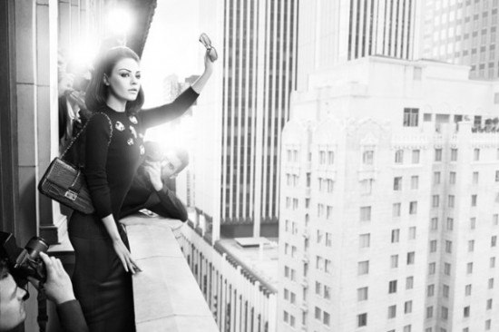 Mila Kunis kao Jackie O.