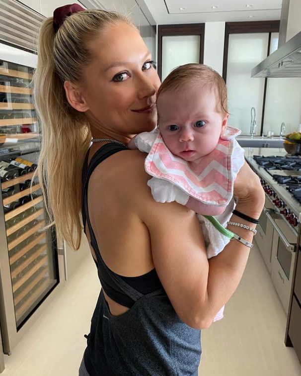 Ana Kurnjikova s bebom