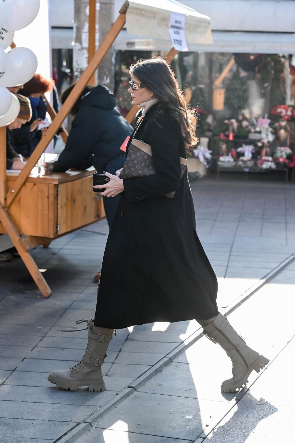 Zgodna dama u bijelom izdanju na špici