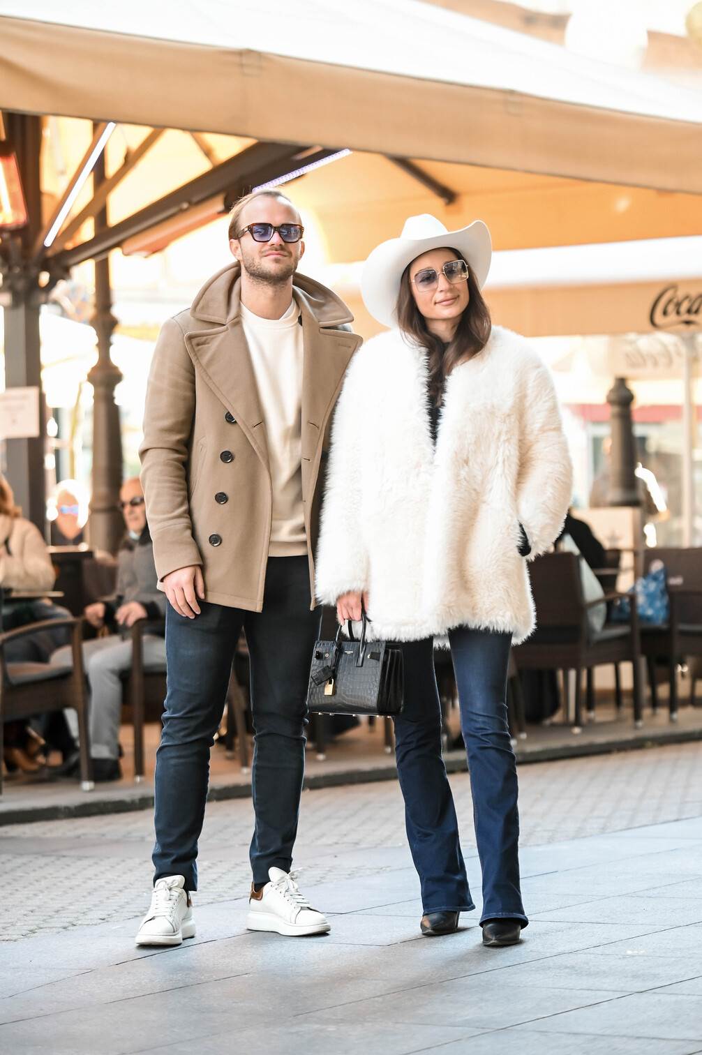 Zgodna dama u bijelom izdanju na špici