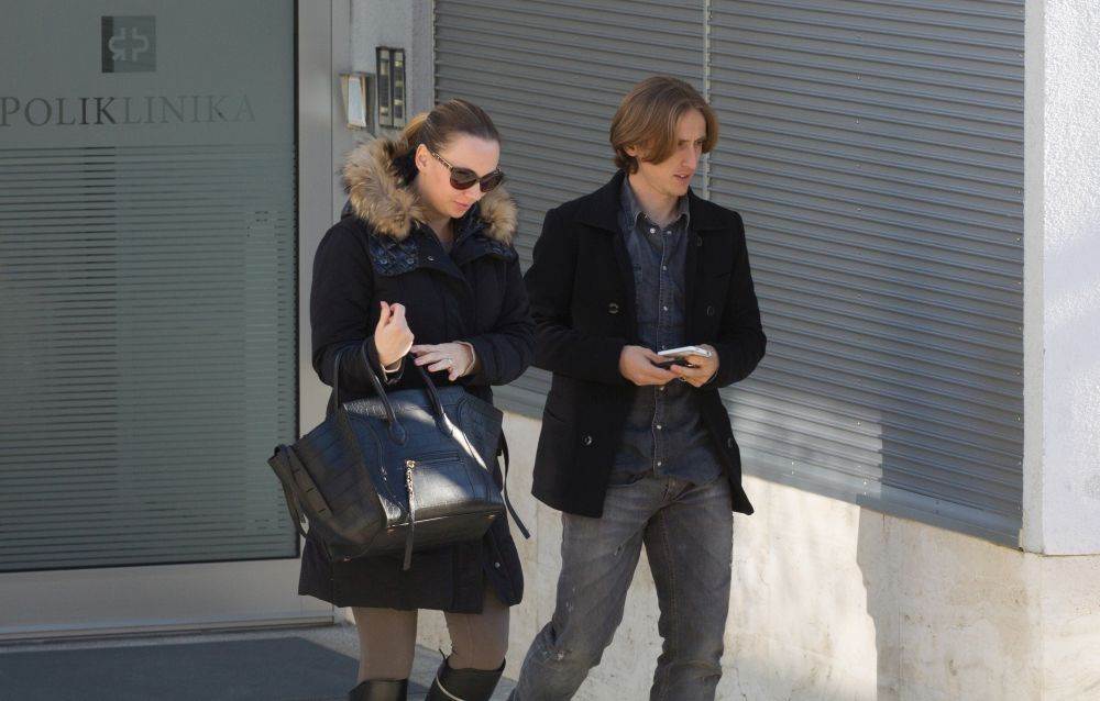 Luka Modrić i Vanja Modrić snimljeni na ulici
