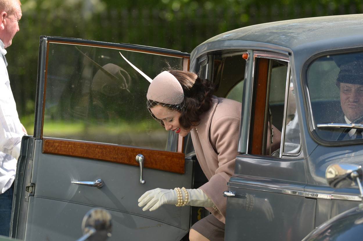Claire Foy kao vojvotkinja Margaret na snimanju serije A Very British Scandal.jpg