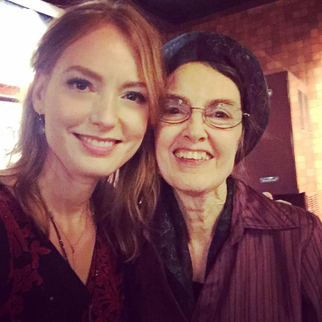 Alicia Witt s majkom Diane Witt u restoranu.