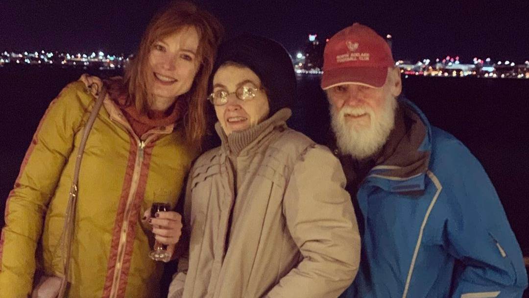 Alicia Witt s roditeljima Robertom i Diane Witt u restoranu.