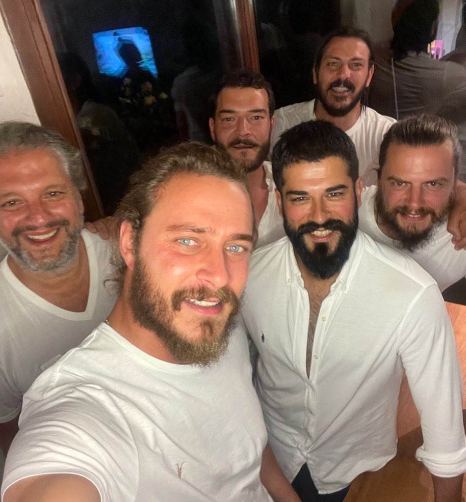 Burak Ozcivit s prijateljima