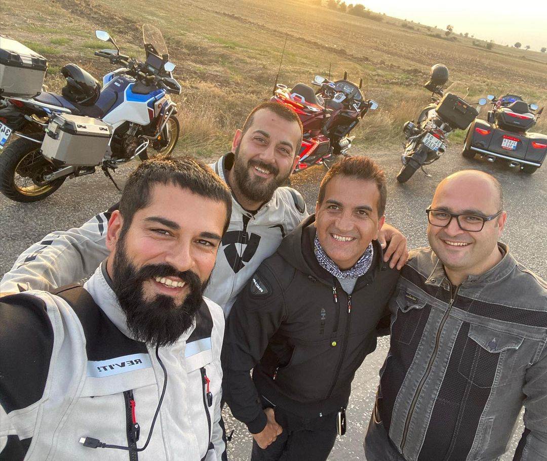 Burak Ozcivit s prijateljima odlazi motorom na izlete