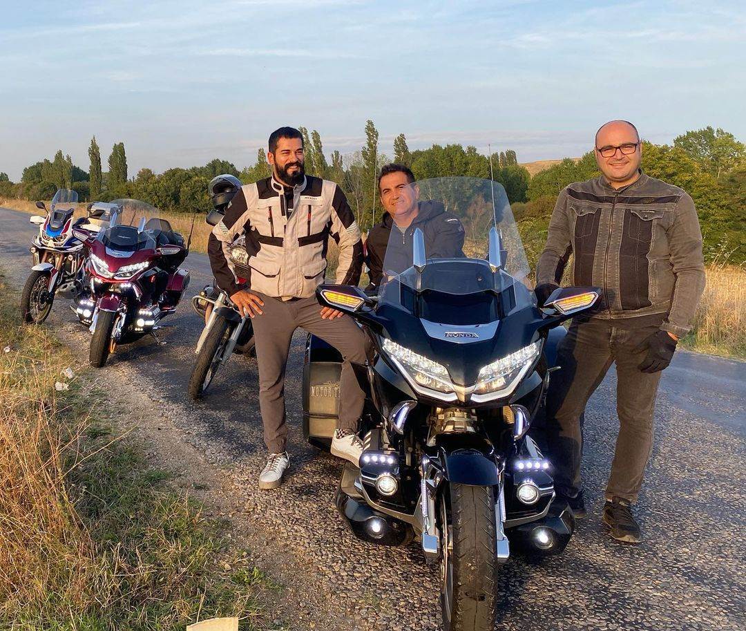 Burak Ozcivit s prijateljima odlazi motorom na izlete