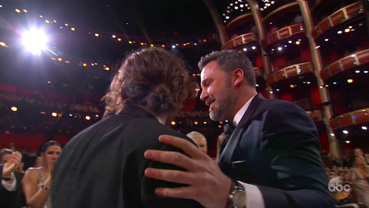 Casey Affleck je 2017. osvojio Oscara za najboljeg glavnog glumca za ulogu u filmu 'Manchester by the Sea', a prvi mu je čestitao stariji brat Ben Affleck.
