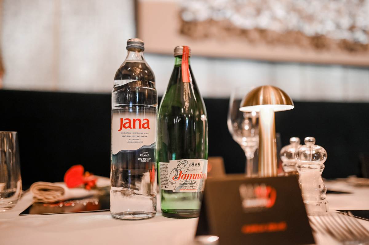 Za osvježenje tijekom večeri: Jana - negazirana prirodna mineralna voda i Jamnica - gazirana prirodna mineralna voda