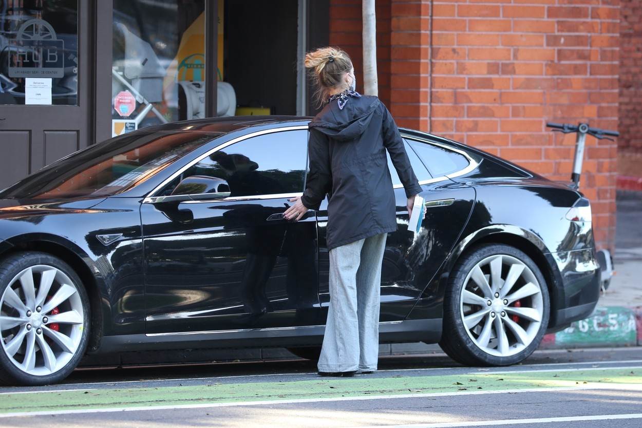 Amber Heard vozi Teslu koju joj je poklonio Elon Musk