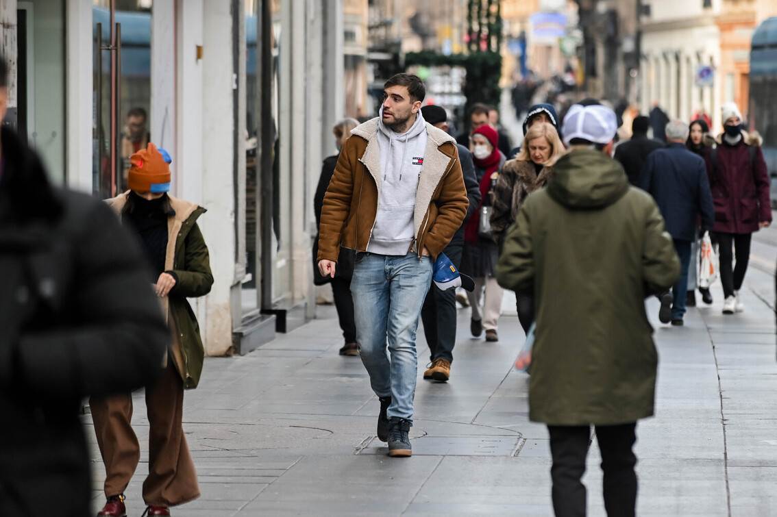 Čizme u različitim bojama na špici