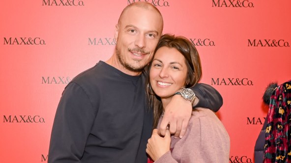 Petar Ćiritović i Iva Duduković zagrljeni poziraju