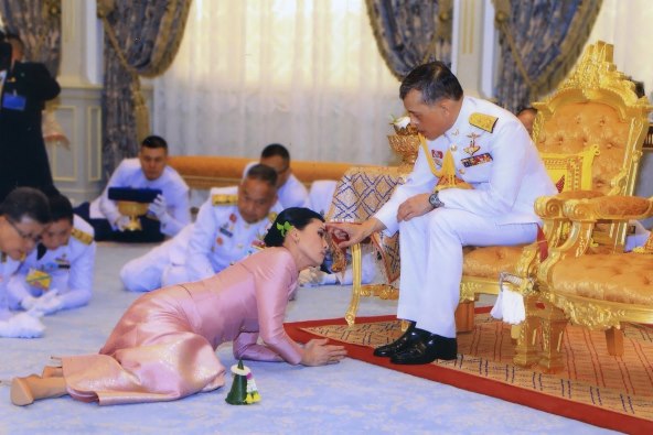 Suthida Tidjai i Maha Vajiralongkorn