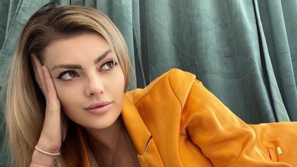Ella Dvornik pozira na fotografiji