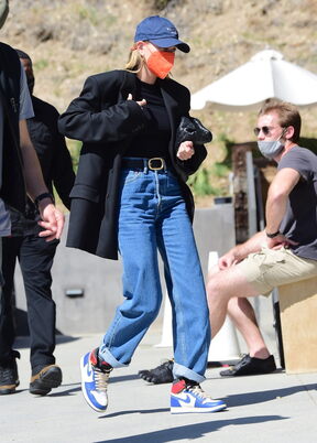 10 IDEJA Hailey Bieber zna kako nositi sako