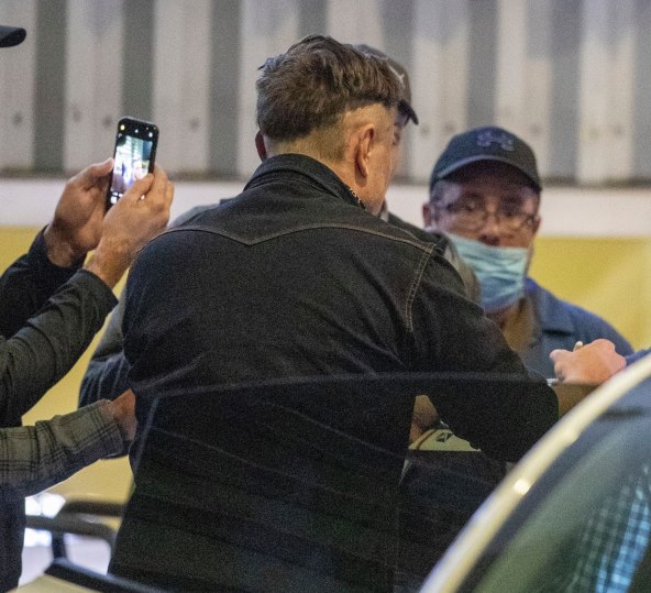 Elon Musk ima mohawk frizuru.
