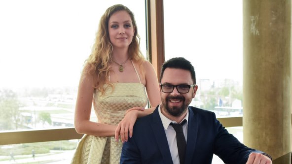 Petar Grašo i Hana Huljić poziraju uz klavir