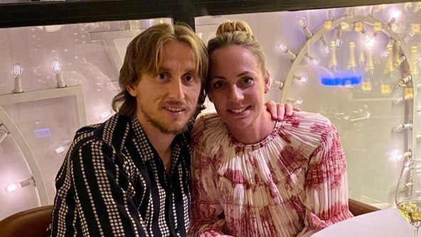 Luka Modrić pozira sa suprugom Vanjom Modrić