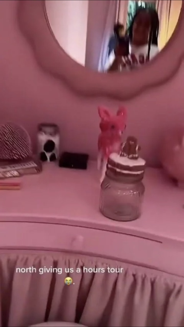 North West na TikToku je pokazala svoju sobu