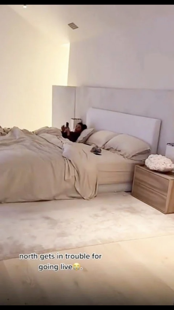 North West pokazala je Kim Kardashian tijekom emitiranja uživo na TikToku