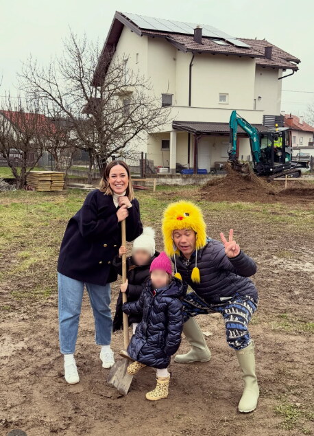 Mario Petreković s partnericom i kćerima