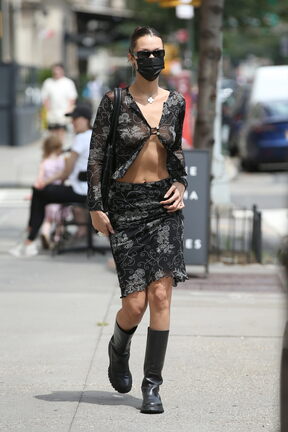 Bella Hadid u bluzi bez grudnjaka