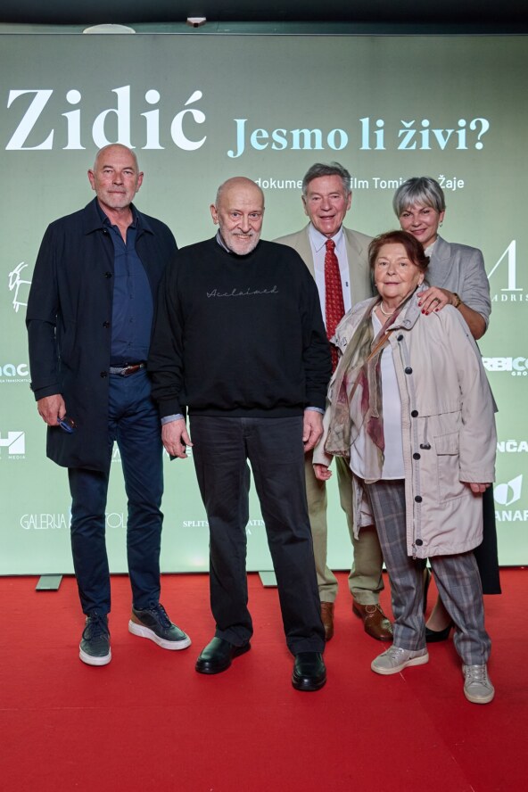 Igor Zidić s obitelji slikara Emanuela Vidovića.jpg