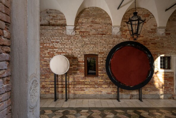 Pogled na segment postava izložbe Compelled by Fright and Beauty Dubravke Lošić s radovima iz ciklusa Tondo u Palazzo Zorzi Foto Veronica Arevalo.JPG