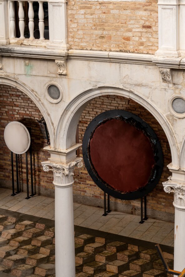 Pogled na detalj postava izložbe Dubravke Lošić Compelled by Fright and Beauty s radovima iz ciklusa Tondo na trijemu Palazzo Zorzi. Foto Veronica Arevalo.JPG