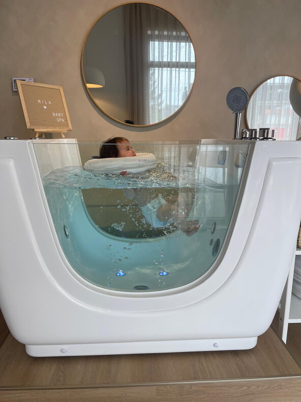 Baby spa za bebe: Kako hidroterapija i masaža utječu na razvoj, san i grčeve
