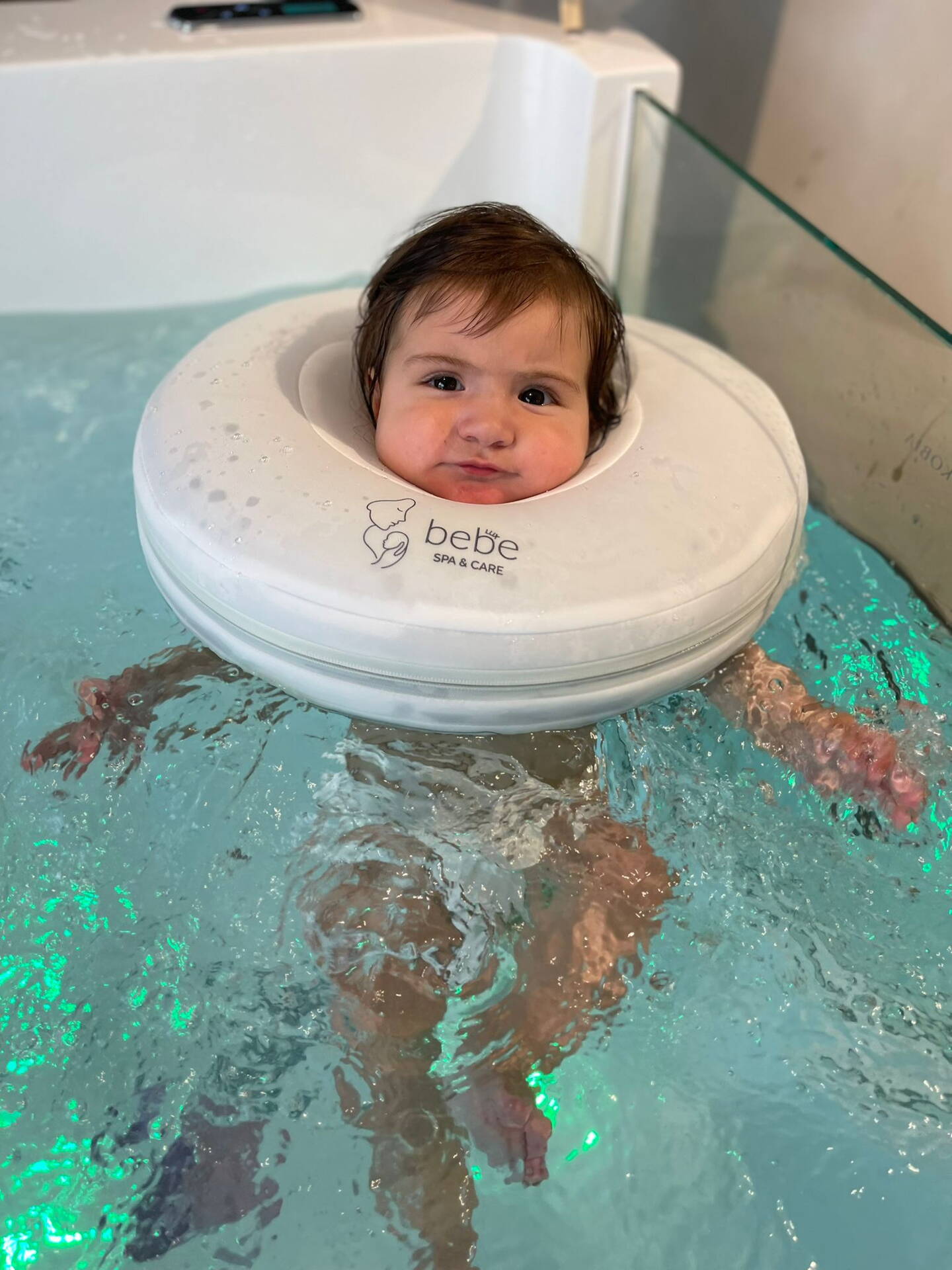 Baby spa za bebe: Kako hidroterapija i masaža utječu na razvoj, san i grčeve
