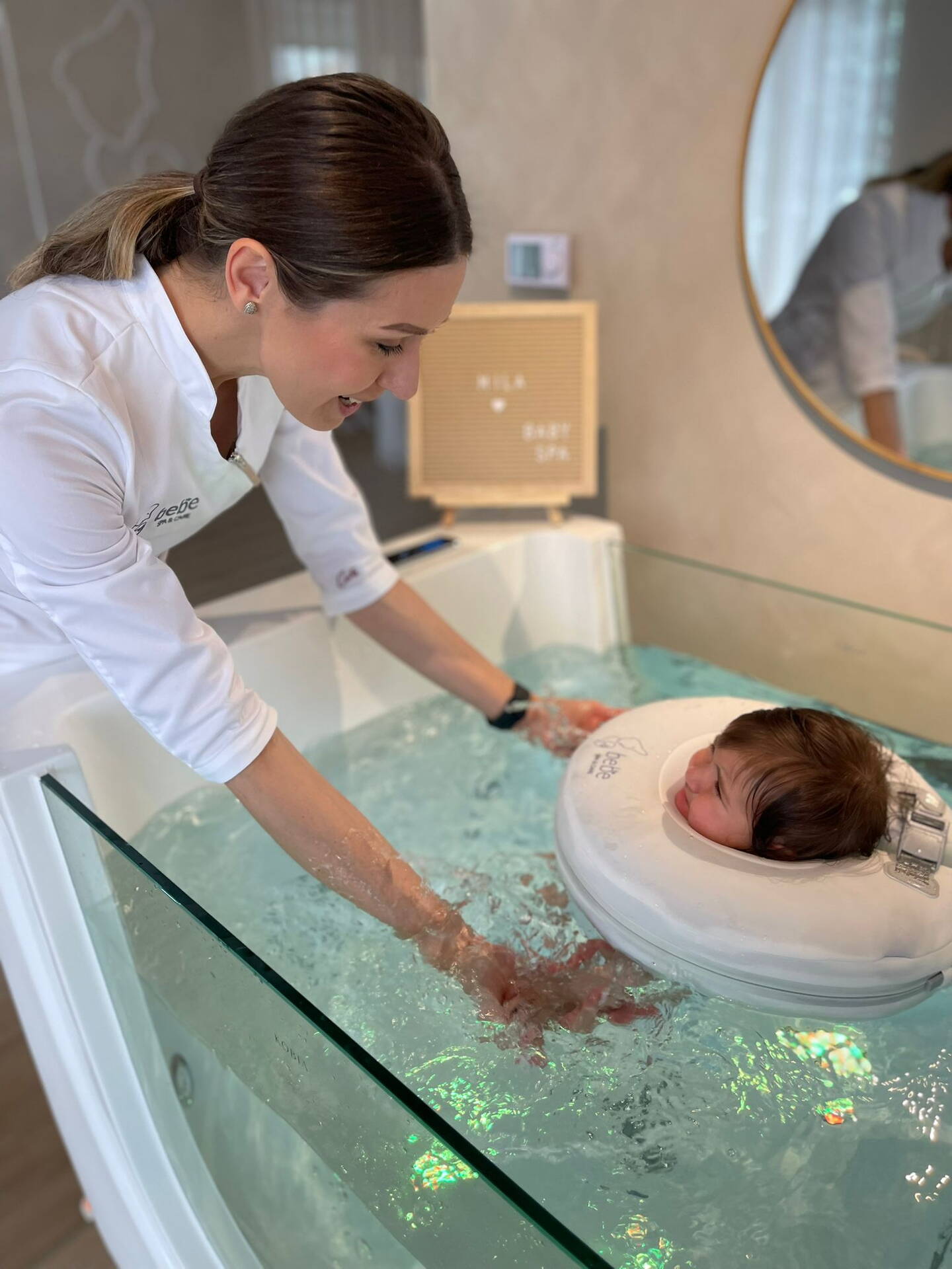 Baby spa za bebe: Kako hidroterapija i masaža utječu na razvoj, san i grčeve