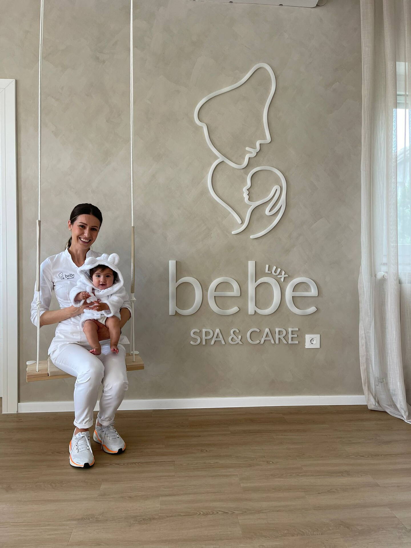 Baby spa za bebe: Kako hidroterapija i masaža utječu na razvoj, san i grčeve