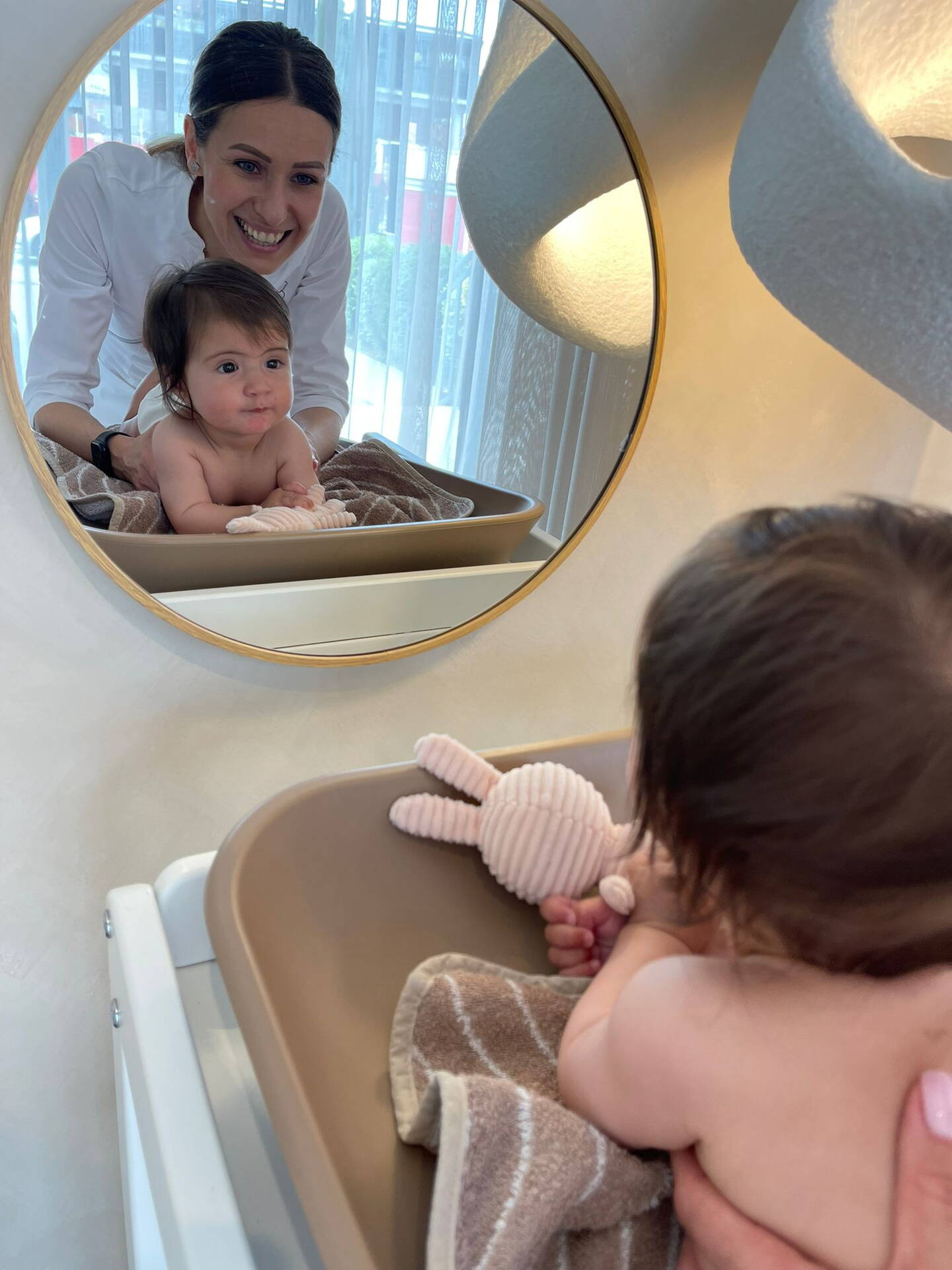 Baby spa za bebe: Kako hidroterapija i masaža utječu na razvoj, san i grčeve