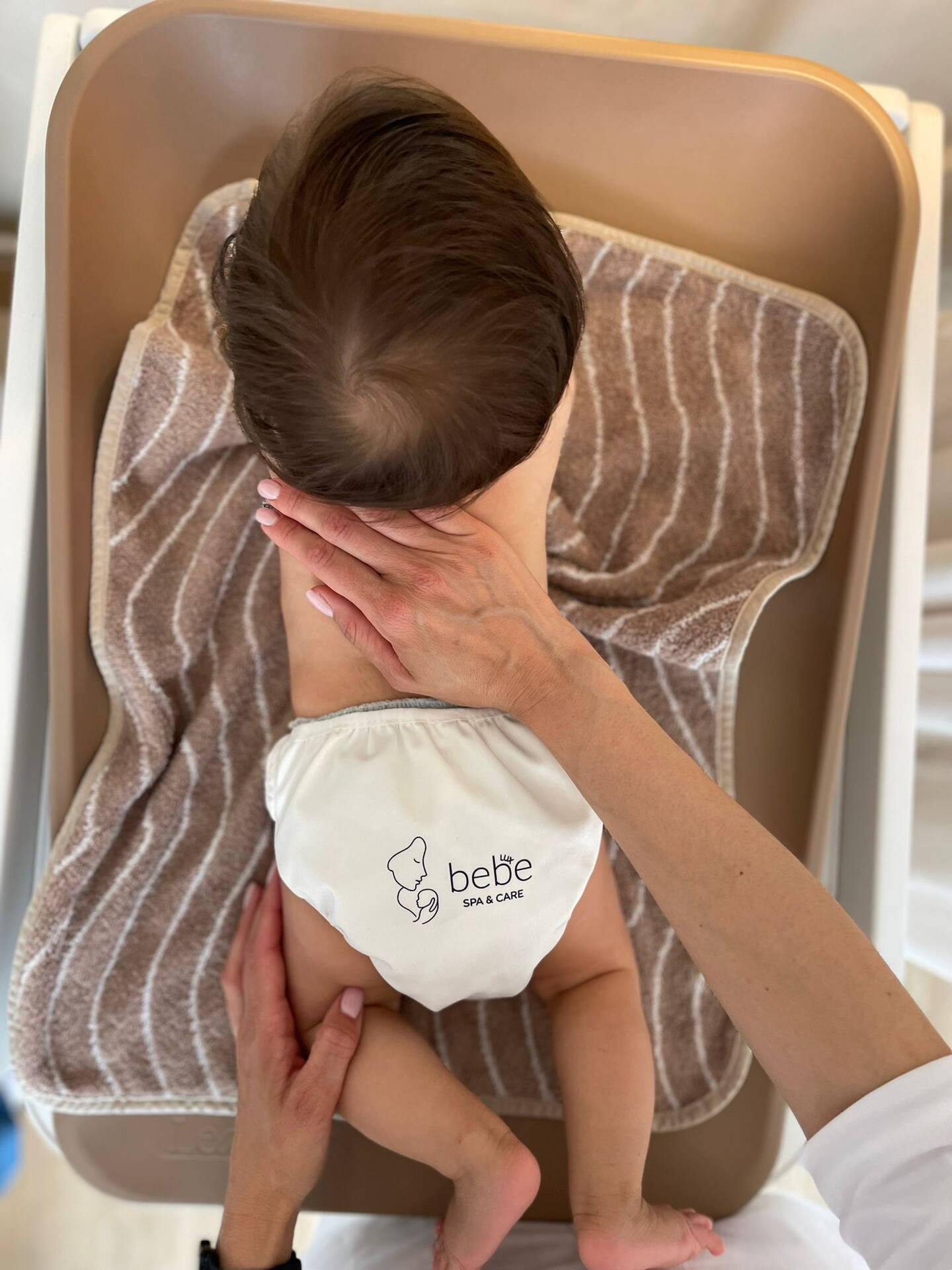 Baby spa za bebe: Kako hidroterapija i masaža utječu na razvoj, san i grčeve