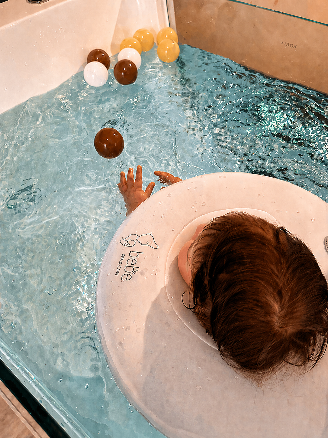 Baby spa za bebe: Kako hidroterapija i masaža utječu na razvoj, san i grčeve