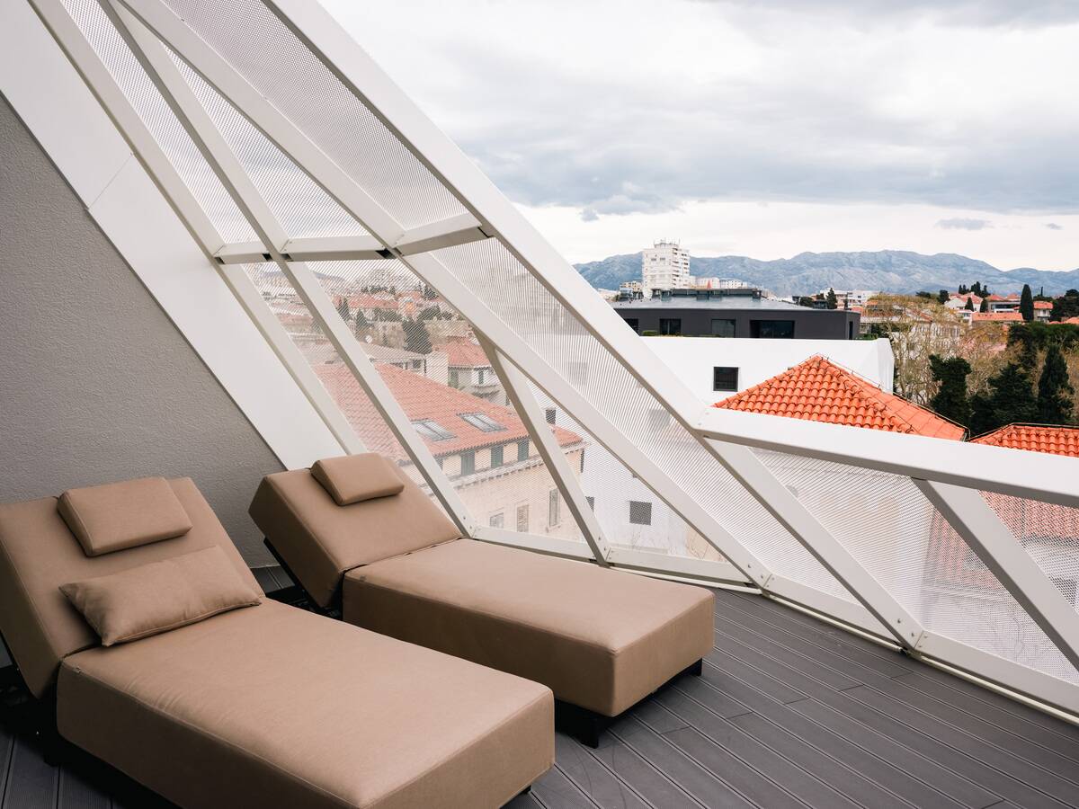 501_Signature_Suite_King_Balcony_2.jpg