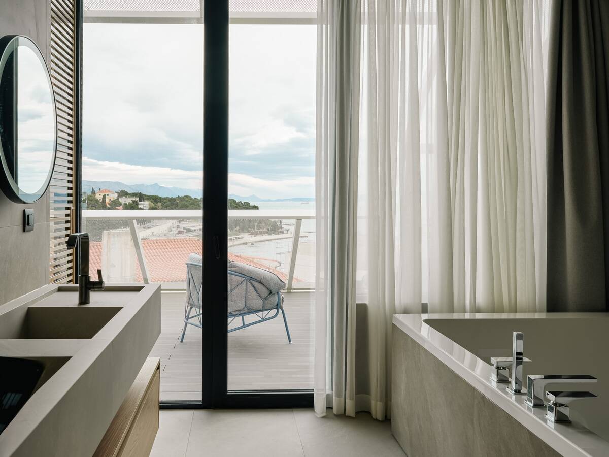 501_Signature_Suite_King_Balcony_5.jpg