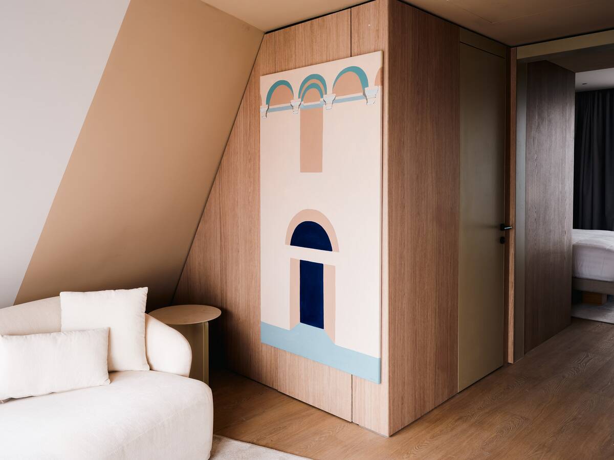 501_Signature_Suite_King_Balcony_16.jpg