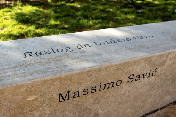 Massimova memorijalna klupa