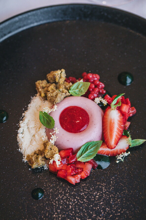 Crémeux od jagode, mliječni crumble, biskvit od pistacija,coulis od bosiljka i bergamota, marinirane jagode, photo by Lili Bašić.jpg