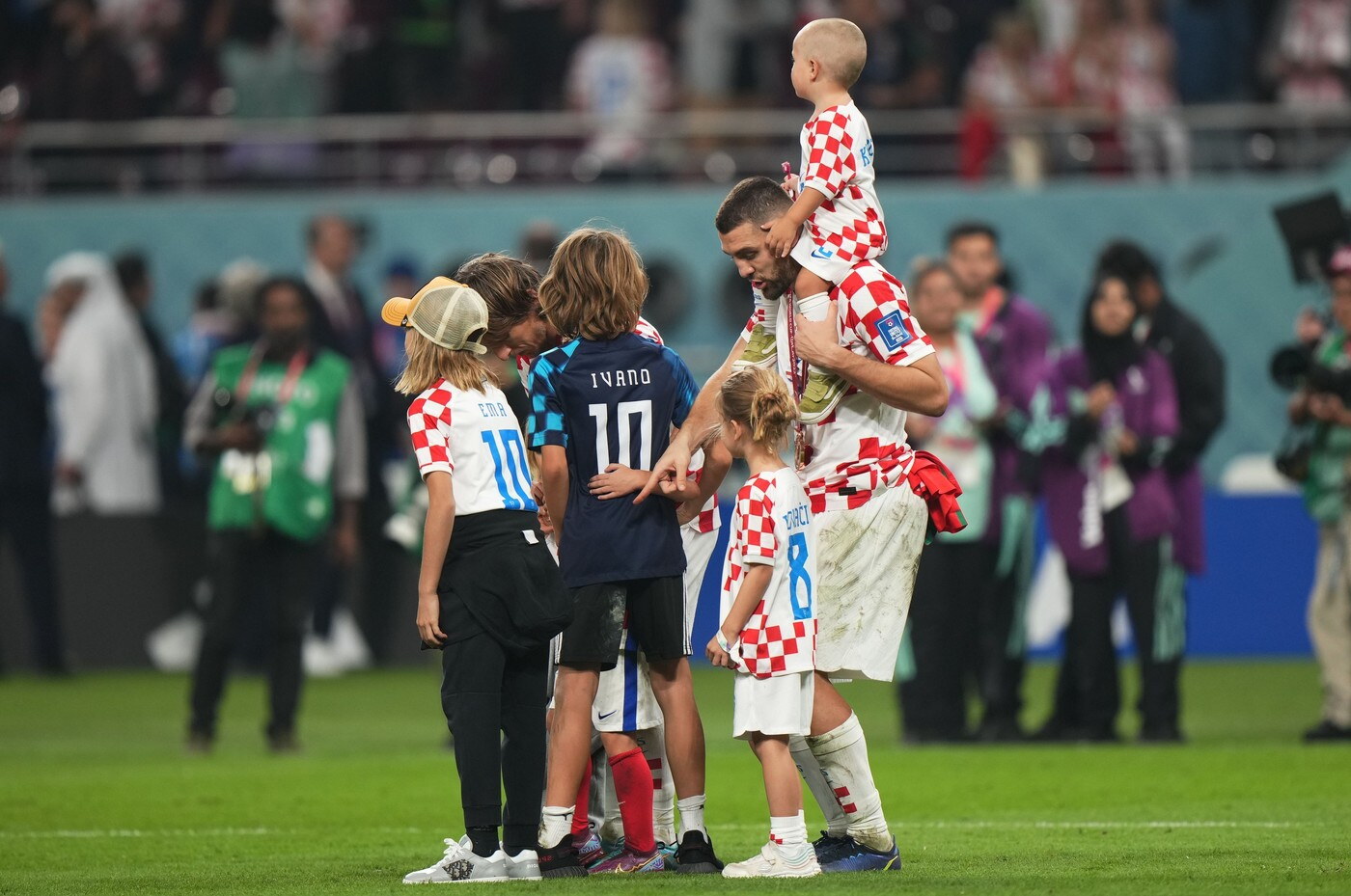 Mateo Kovačić i Luka Modrić s djecom