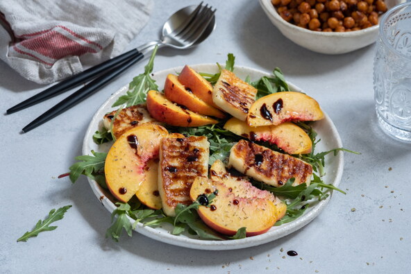 Salata s pečenim breskvama i halloumi sirom