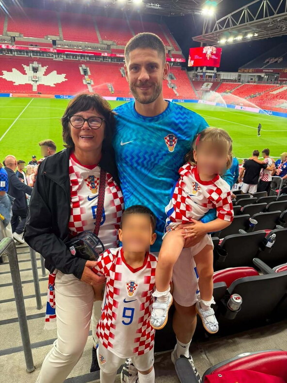 Andrej Kramarić s majkom Danicom i djecom