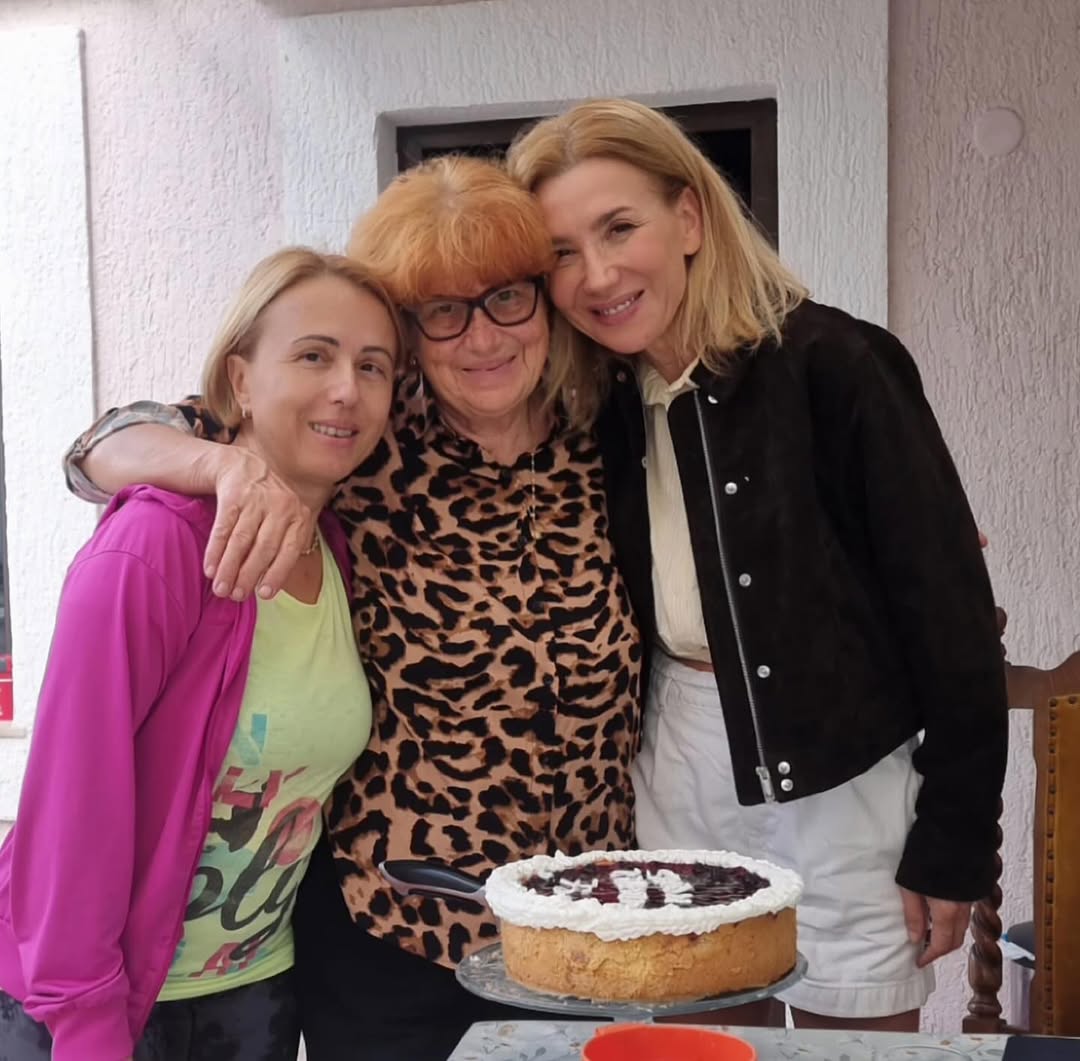 Ecija Ojdanić s majkom i sestrom